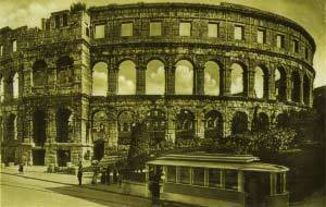 Tramvaj ispred Amfiteatra