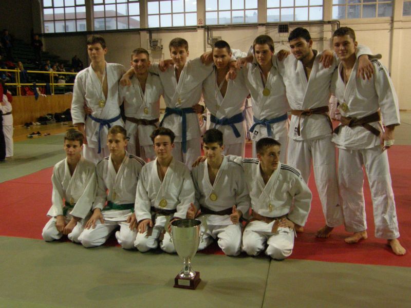 Natjecatelji judo kluba Istarski borac i osvojeni pehar